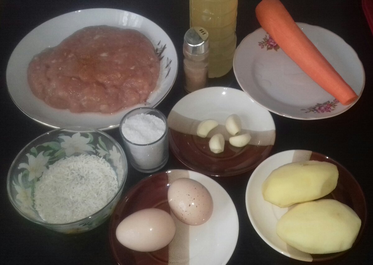 2. Займемся приготовлением фарша для фрикаделек. Для того чтобы фарш не был сухим а получился сочным я использовала куриную грудинку и куриные бедра без кости (пропорция 1/1).
Очищаем бедра от шкурки и прочих хрящей.
Хорошо промываем мясо и пропускаем через мясорубку.
В полученный фарш добавляем яйца (т.к. у меня яйца мелкие я добавила два, а если яйцо крупное то достаточно одного будет),  соль, перец и чеснок по вкусу ( я добавила черный молотый перец и 2 зубчика).
Все тщательно перемешиваем и наш фарш готов.

3. Из полученного фарша делаем фрикадельки и слегка обжариваем их в подсолнечном масле на хорошо разогретой сковороде со всех сторон.
Я решила сэкономить время и делала их не обычным способом катая в руках шарики, а просто выкладывала фарш чайной ложечкой на сковородку.