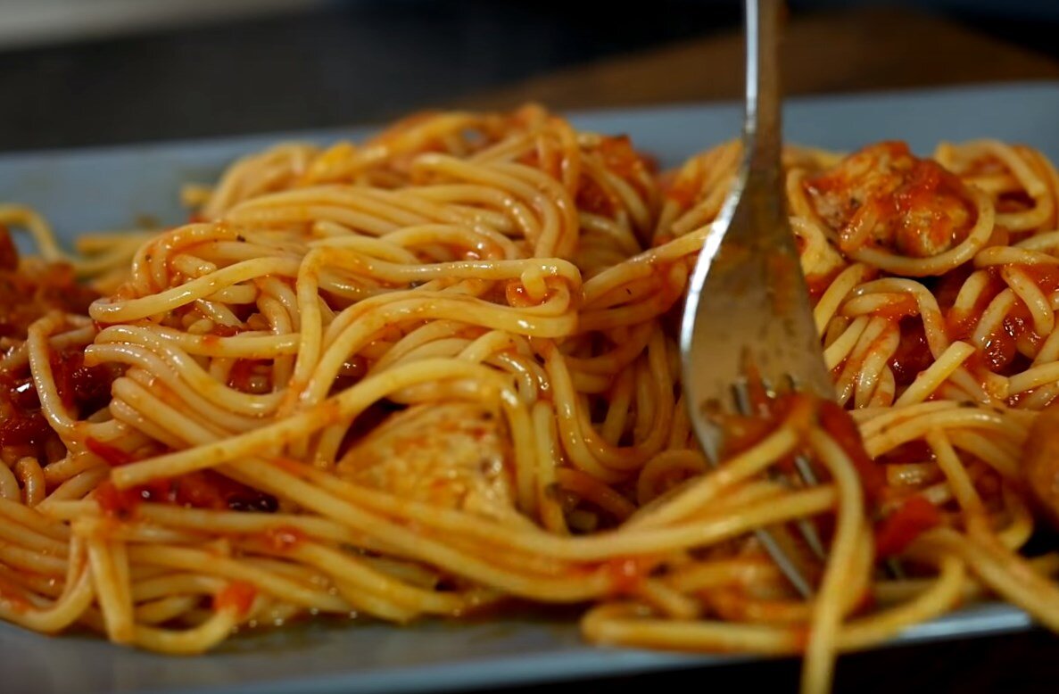 Спагетти в соусе в духовке. Джуренко спагетти. Капеллини. Макароны капеллини с фаршем. Спагетти miltagliari.