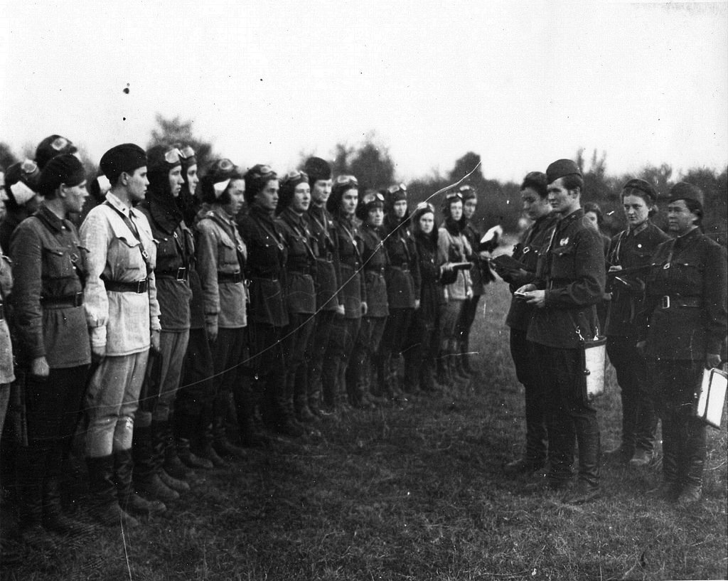 588 гвардейский женский полк ночных ведьм. 46-й гвардейский ночной бомбардировочный авиационный полк. гвардейский полк 588 ночные ведьмы. "ночные ведьмы" 46-й гвардейский авиаполк. ночные ведьмы 588.