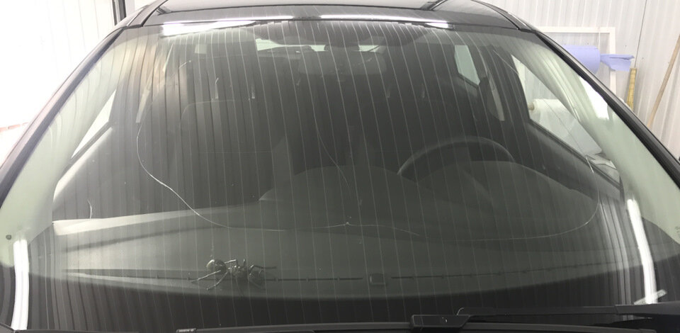 три трещины по всей плоскости стекла.