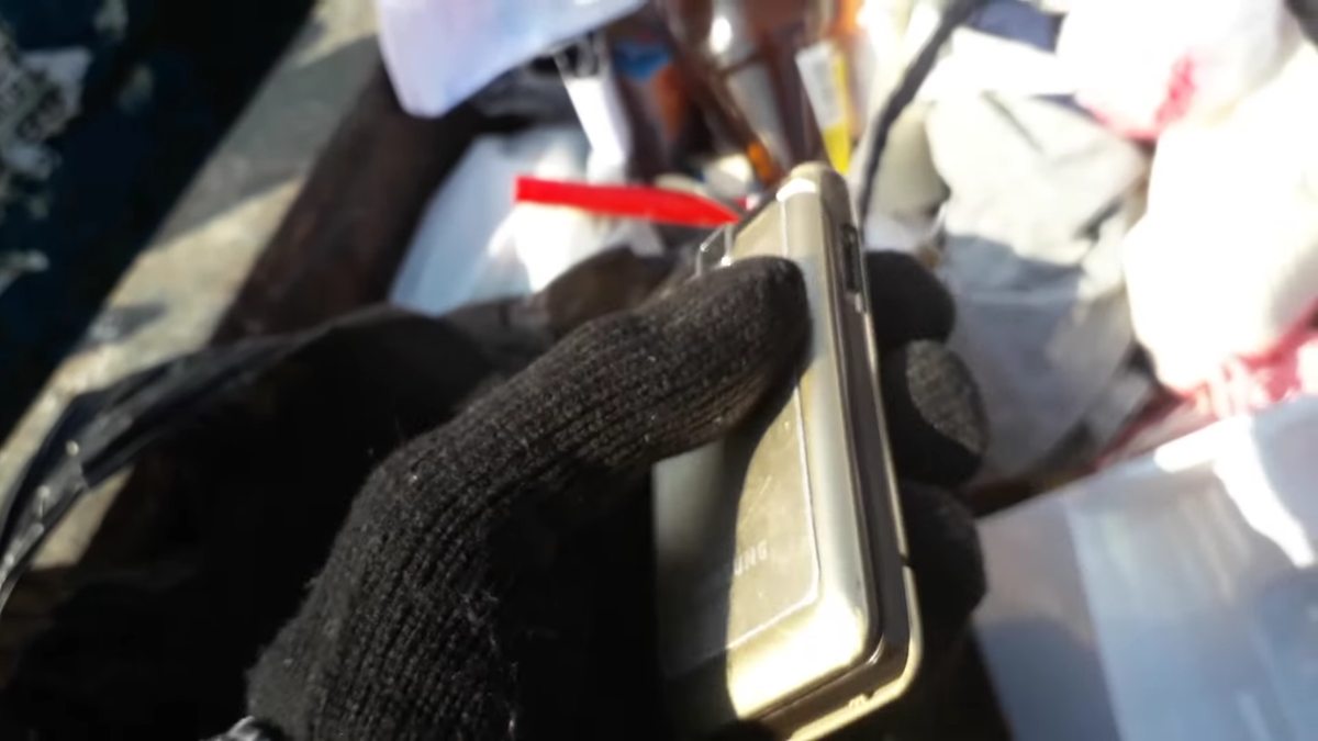 Корпус "металлик", передняя камера. Наверное, солидная модель была когда-то.