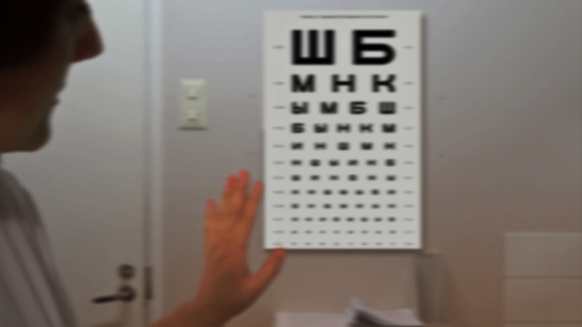 Прием у окулиста. Мужчина у офтальмолога. Окулист. Окулист. Таблица для проверки зрения в военкомате.