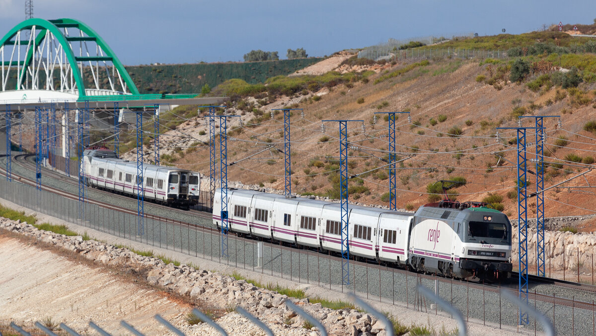 Поезда Talgo под электровозами RENFE Class 252 на высокоскоростной железной дороге Кордова — Малага.