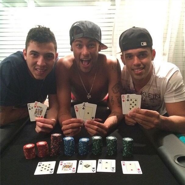 Неймар играет в покер