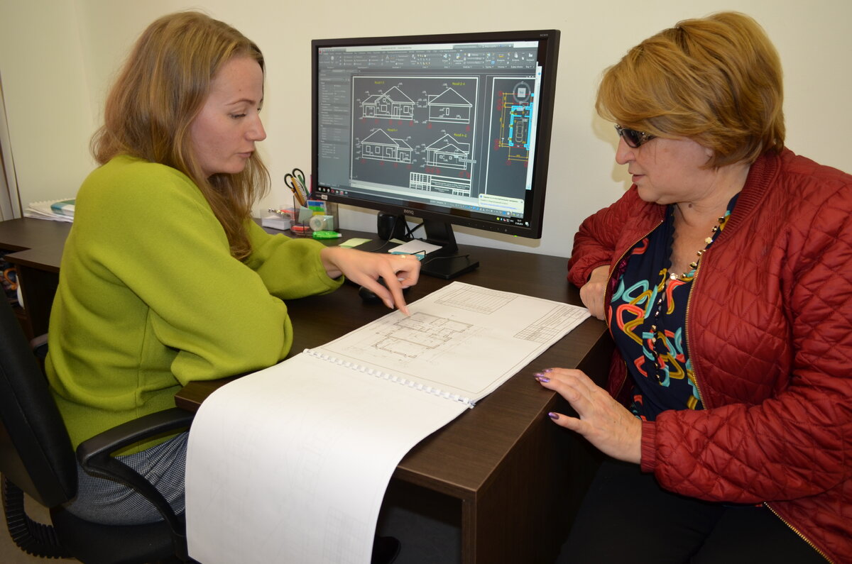 Проектировщик Анна и Клиент Татьяна обсуждают проект будущего дома.