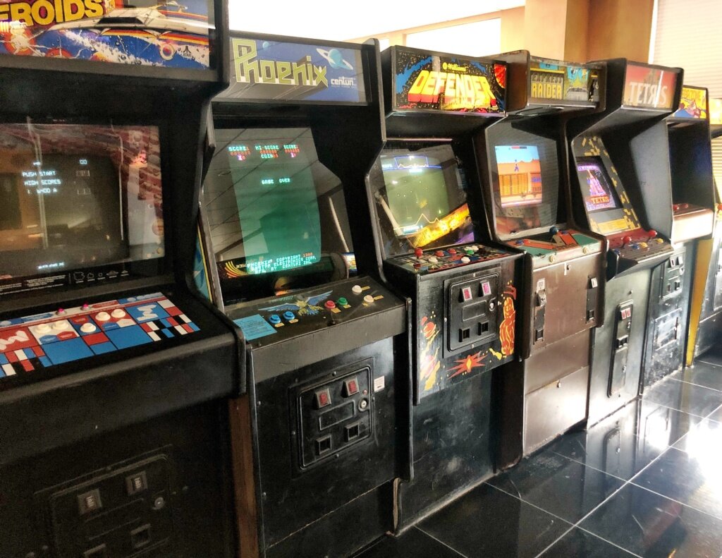 Именно так выглядели главные агрегаты для игр. И только потом они пришли в дома в виде приставок к телевизору