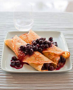 Приготовление: Из перечисленных ингредиентов замесить тесто, блин подрумянить на сковороде, посыпать мелко нарезанными ягодами или любыми фруктами, можно смешанными со сметаной, лепешку завернуть в трубочку, порезать на кружочки не толстые. Полить шоколадом, посыпать цветным драже, подавать холодными.