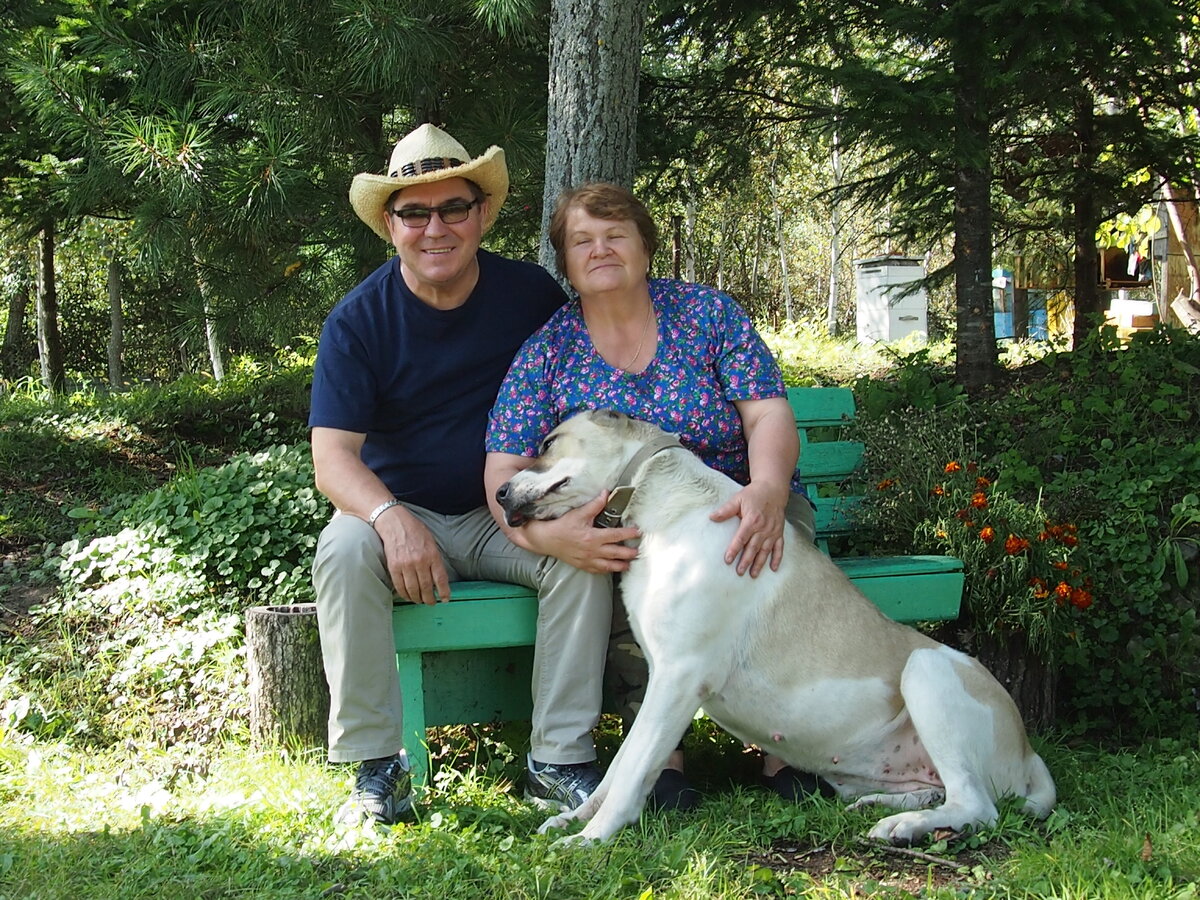 Это мы и наша любимая собака - друг и охранник – красотка Ева     