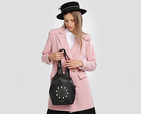 На модели: удлиненный пиджак-платье TOP20 STUDIO, Шляпа Patrizia Pepe, рюкзак Marina Creazioni.