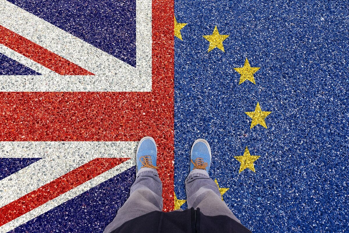 Палата общин окончательно одобрила отсрочку Brexit. Законопроект получил королевскую санкцию. Правительство теперь должно обратиться к ЕС. За короткими фразами скрывается бардак в головах некогда уравновешенных и ироничных британцев. Этот бардак настолько пугает самих британцев, что большинство из них уже положительно смотрит на появление авторитарного лидера. И это, к сожалению, не конец истории о противостоянии цинизма и инфантильности.