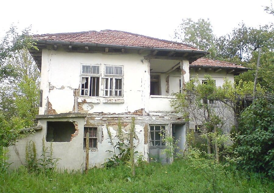 источник: http://burgashome.com. Иногда выгоднее купить старый дом и отремонтировать его в соответствии со своими представлениями о прекрасном, чем искать готовый вариант.