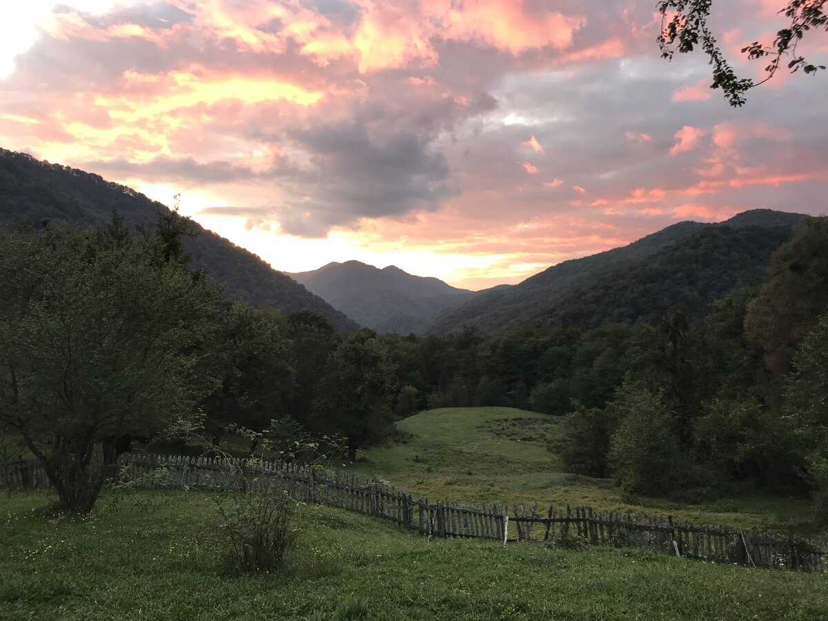 Вид на горы, который открывается из дома.