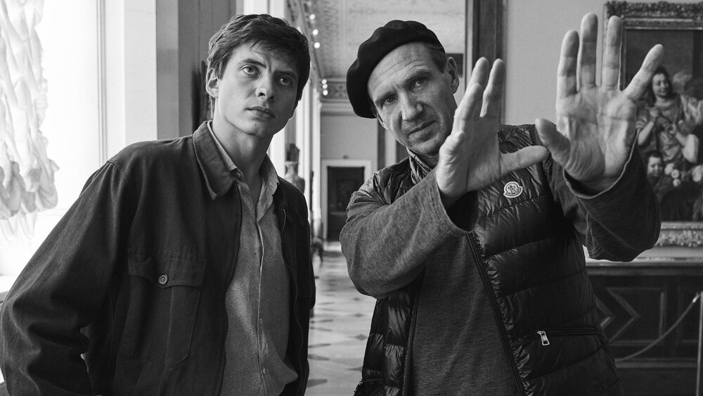 "Я и мой продюсер встречались с Пиотровским (Михаил Пиотровский – директор Государственного Эрмитажа. Прим. Автора). Вообще, после фильма Сокурова ["Русский ковчег"] никому снимать в Эрмитаже не разрешали. У музея была жесткая позиция. При встрече Пиотровский провел нам экскурсию по Эрмитажу, мы записали с ним интервью, и в конце он спросил, может ли чем-нибудь нам полезен. Тут я сказал, что снимаю фильм про Нуреева, и в сценарии есть эпизод, где он стоит перед картиной Рембрандта "Блудный сын", и это – важнейший момент, который раскрывает отношения человека с искусством, показывает, как произведение наполняет душу. Так что я спросил, может ли он позволить снять эту сцену. Очень серьезно он ответил, что вообще-то съемки запрещены, но раз мы снимаем фильм про Нуреева, и нас интересует конкретная картина, а не Эрмитаж как фон, то можно сделать исключение…"                                              Рейф Файнс о съемках в Эрмитаже, интервью телеканалу "Культура"