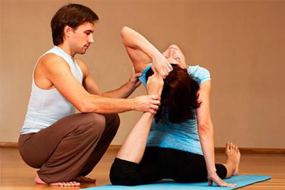 Не волнуйтесь, хороший тренер в спортивном (!) зале никогда не станет тянуть вас запредельно или делать что-то, что вам откровенно больно