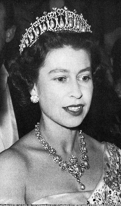 Королева Елизавета в знаменитой тиаре.