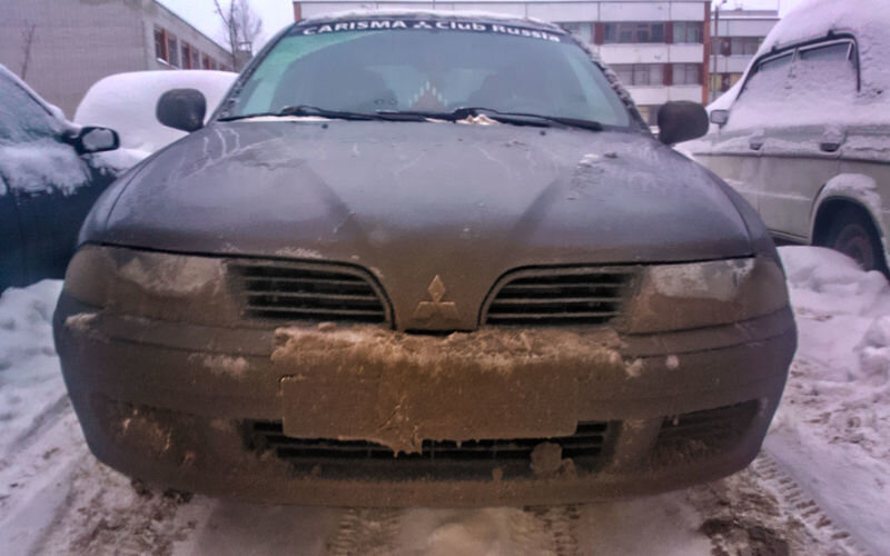 Для залитого реагентами мегаполиса такое состояние номера не редкость. Ездить так всю зиму, конечно, не стоит, но понимание гаишника заслужить можно. При соответствующей погоде, конечно.