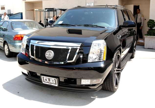 Источник фото: https://avtozvuk-info.ru/wp-content/uploads/2018/06/cadillac-escalade-devida-bekhema.jpg