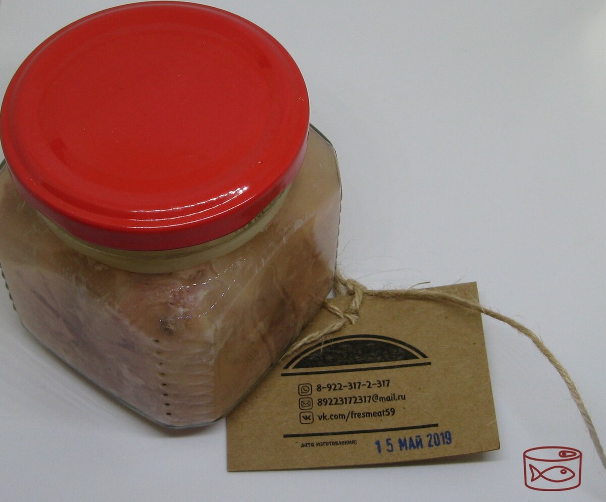 На самой банке никаких наклеек нет