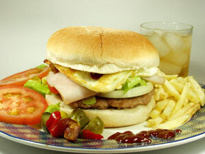 Сбросишь вес, но останешься без здоровья. Строгие диеты, со строгими ограничениями ослабляют организм, и если у тебя хватит силы воли и глупости ее выдержать, то это может кончиться серьезными заболеваниями печени, почек, желудка и психики. То, что исчезнут месячные, можешь быть уверена, но это не самое страшное: могут начаться все возможные аллергии (даже если до этого не было ни одной), а так же проблемы с желудком вплоть до анорексии/булимии. И когда поймешь что кушать все-таки нужно, может быть поздно. Не то чтобы я хотела кого-то запугать, но хочу предостеречь, так как вышеперечисленных проблем никому не пожелаю.Честно отсидишь на диете, похудеешь, вернешься к обычному режиму питания и наберешь свои килограммы обратно. Краткосрочные диеты и жесткие диеты помогают, только если тебе нужно похудеть на 3 кг для фотосессии, свидания или званого ужина. Мучений много, результат быстрый, но такой же мимолетный, похудела – сфотографировалась и вернулась в прежнее состояние (в лучем случае, а скорее всего набрала пару кило сверху). Если ты хочешь действительно измениться, и у тебя далеко не парочка лишних килограммов, то это не твой вариант.Начнешь, похвастаешься всем, что на диете, сорвешься, пожалуешься подругам, как тяжело…снова начнешь, снова похвастаешься и так до бесконечности.