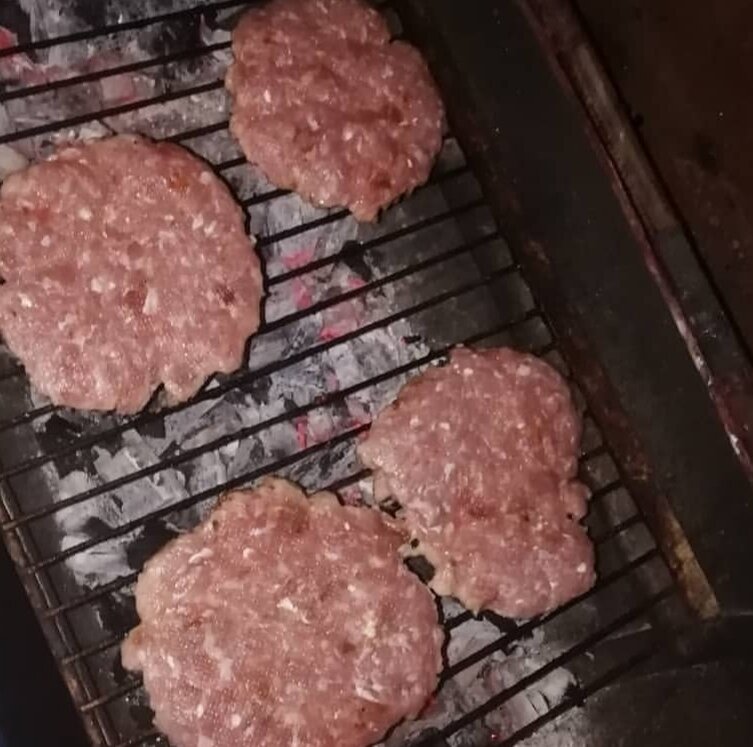 Вот фарш готовится для очень сочных бургеров
