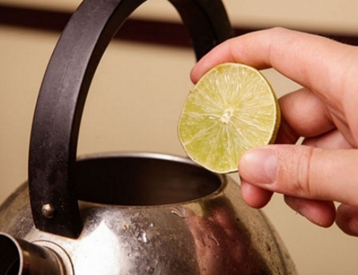 Чайник ежедневно используется в домашнем хозяйстве. Его можно быстро нагревать и экономить воду для приготовления горячих напитков, наполнения грелки и многого другого.