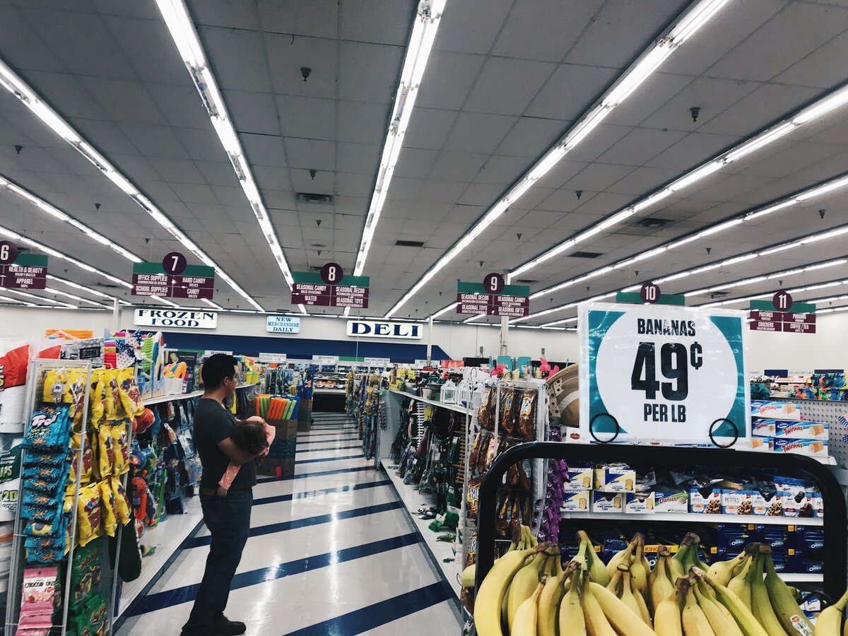 В магазинах хватает и популярных брендов: Tide, Dove, M&M's и др.