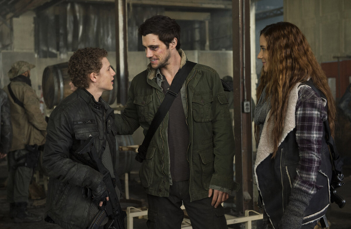 Экипировочка однако... Отдельно радует прическа у девушки. Ей такая шевелюра бегать-ползать по лесам, горам и болотам не мешает?