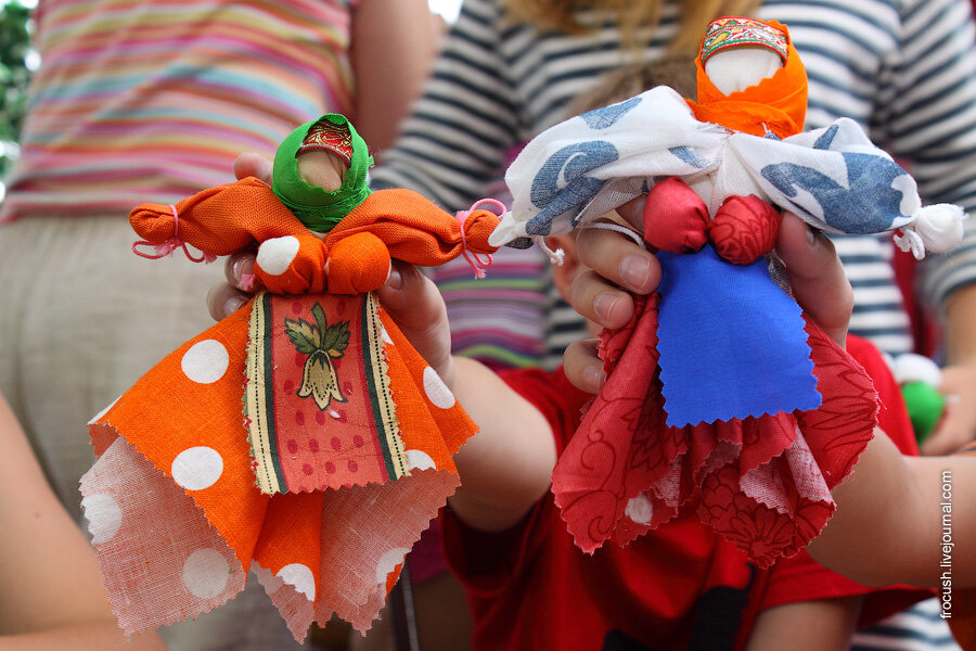 Изготовление куклы детьми. Куклотерапия. Тряпичные куклы для театра. Куклотерапия для детей. Детский мастер класс тряпичная кукла.
