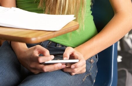 Учителям разрешили забирать у школьников мобильники