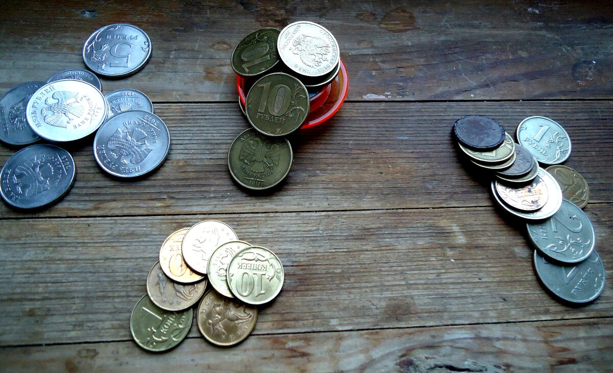 Загадываем монеты. Монеты на столе. Монеты под углом дома. Монета под тарелкой. Монетка на снегу.