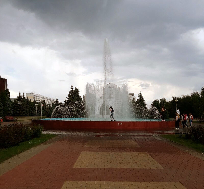 На улице ливень. Почему бы не побегать по фонтану) Г. Белгород