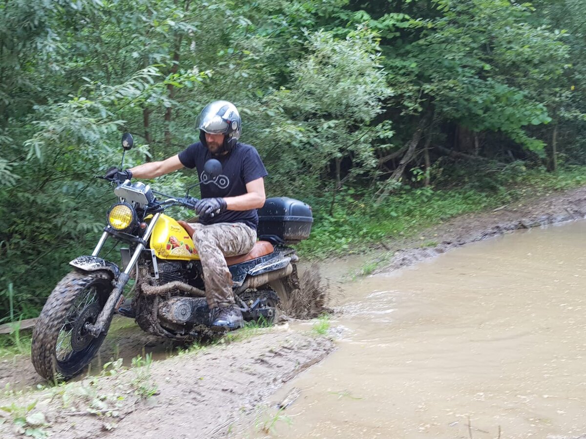 Дорога, обозначенная местными, не легко дается даже внедорожным мотоциклам.