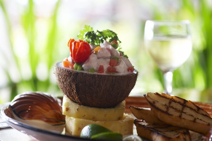 Блюда традиционной фиджийской кухни, изделия из кокоса и жемчуга, танцы и хоровое пение — все это и многое другое нужно обязательно успеть оценить при посещении архипелага Фиджи.