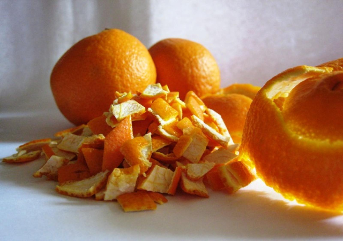 Кожура плодов. Кожуры мандарина (Citrus reticulata). Кожура апельсина. Мандариновые корки. Апельсиновая корка.