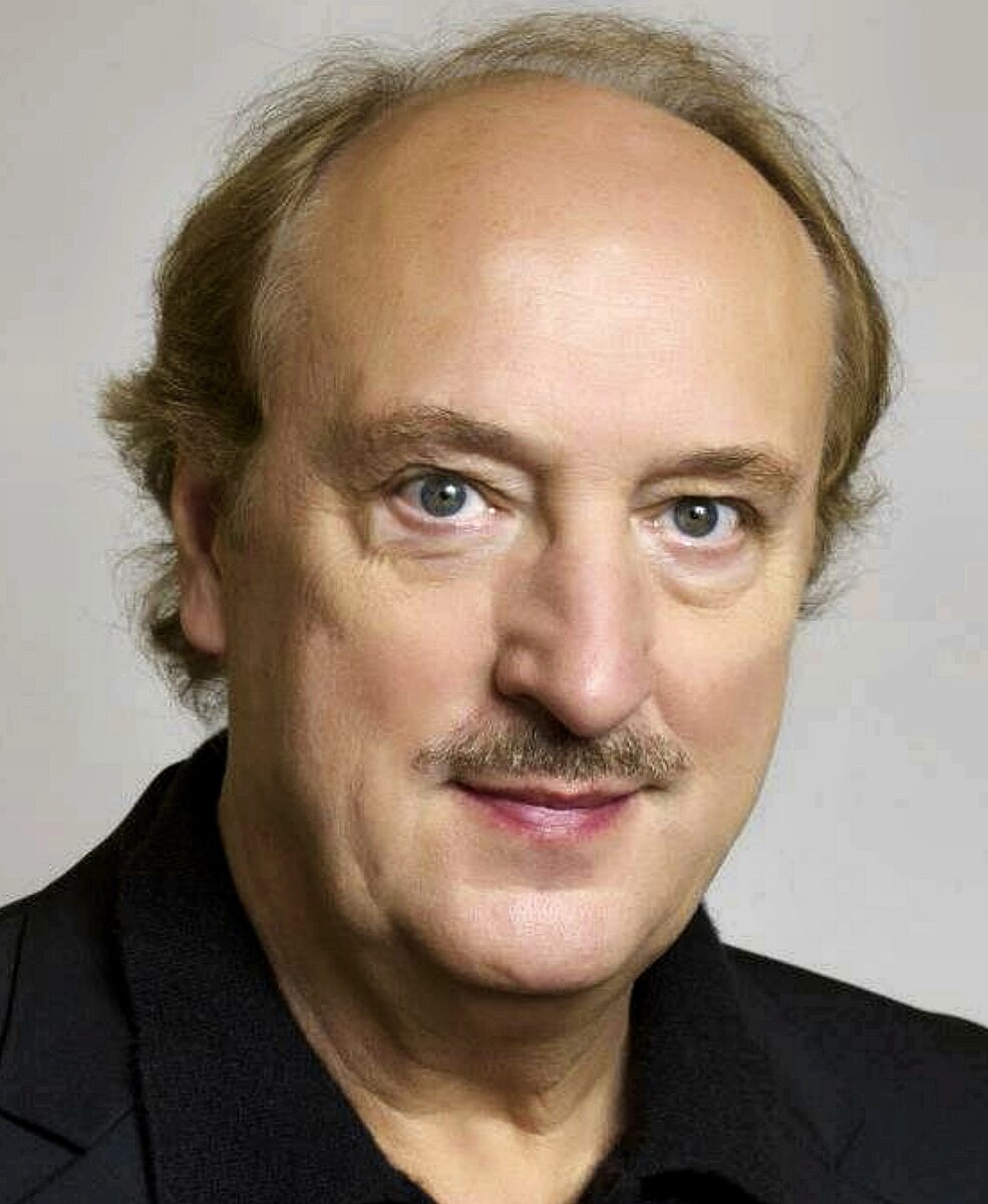 Бернар Фарси - французский комедийный актёр. Известен по серии фильмов «Такси», где играл комиссара, а в пятой части мэра Жибера. Также Фарси играл в фильме «Братство волка».