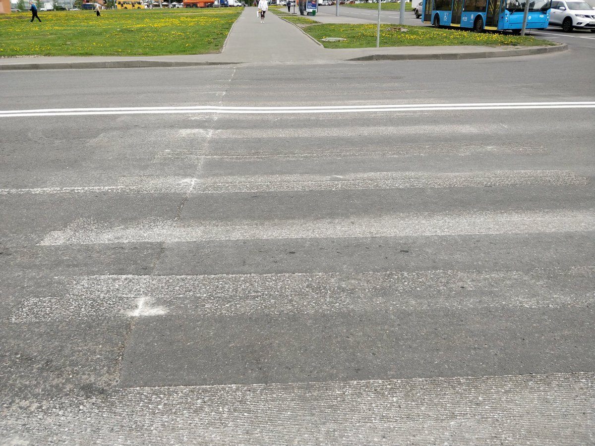 Стертая разметка, которую невозможно разглядеть