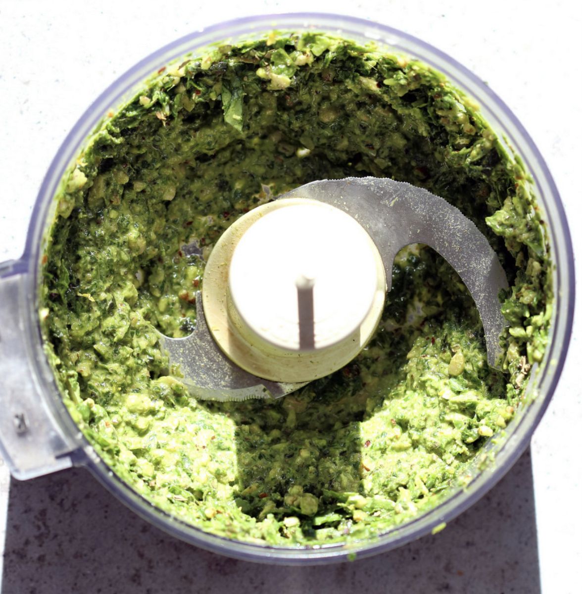 Перемешиваем ингредиенты в блендере