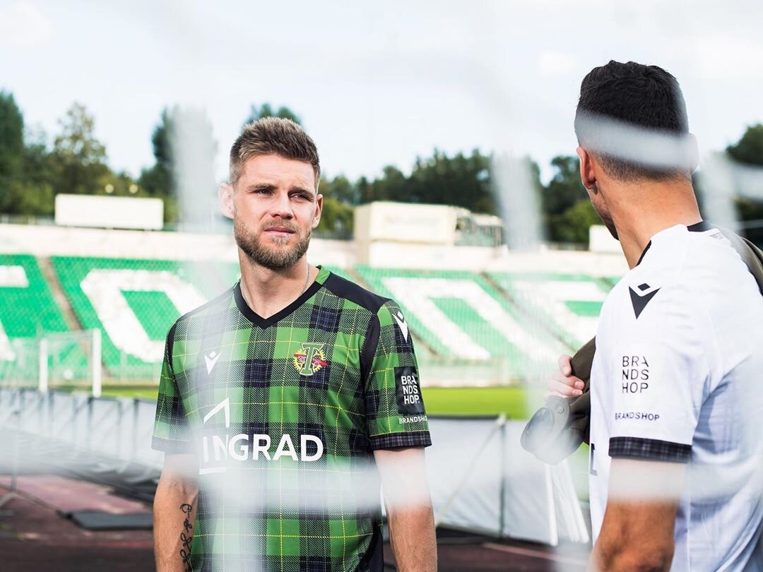 Сергей Шустиков и Андрей Лях презентуют форму на стадионе "Торпедо" им. Эдуарда Стрельцова. Фото instagram.com/torpedolife