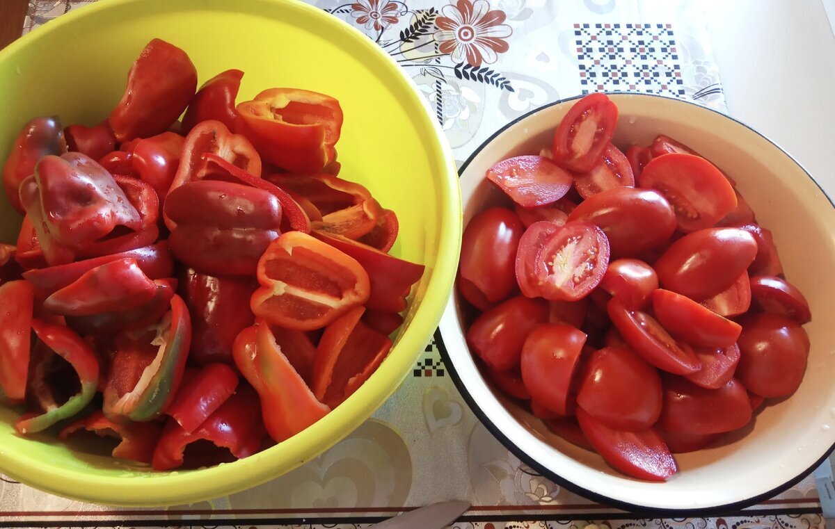 перец и томаты.