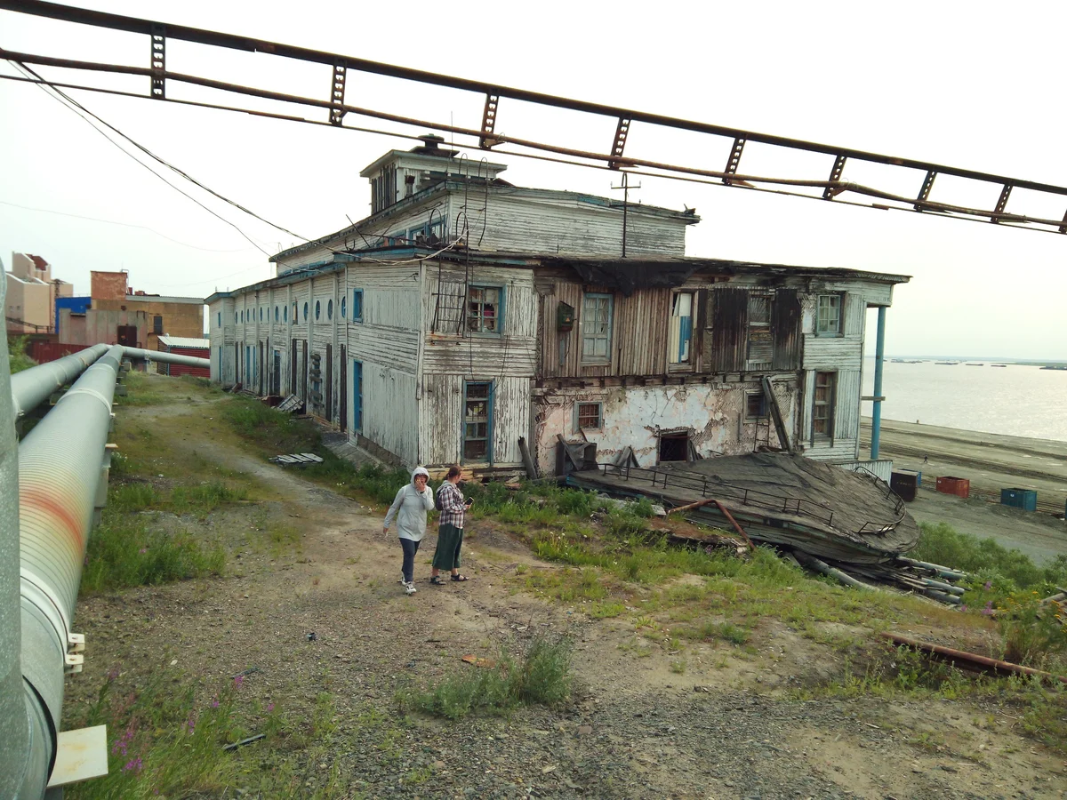 Таймырский колледж дудинка. Программа город дудинка. Речвокзал дудинка. Дудинка новогодняя. Дудинка этнопарк «таймыр моу» фото.