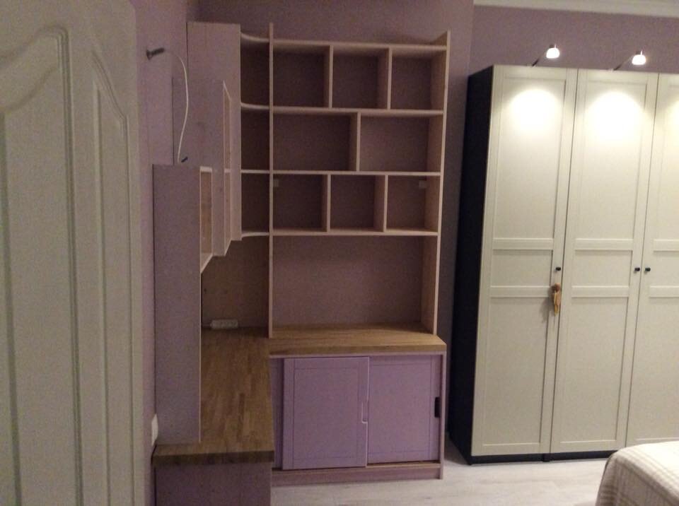 Куча полок для документов, сдвижные дверцы у тумбочек, точечные светильники.