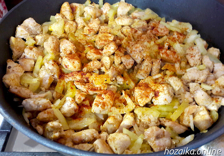 Как только мясо чуть подрумянилось, всыпаем сладкий перец.