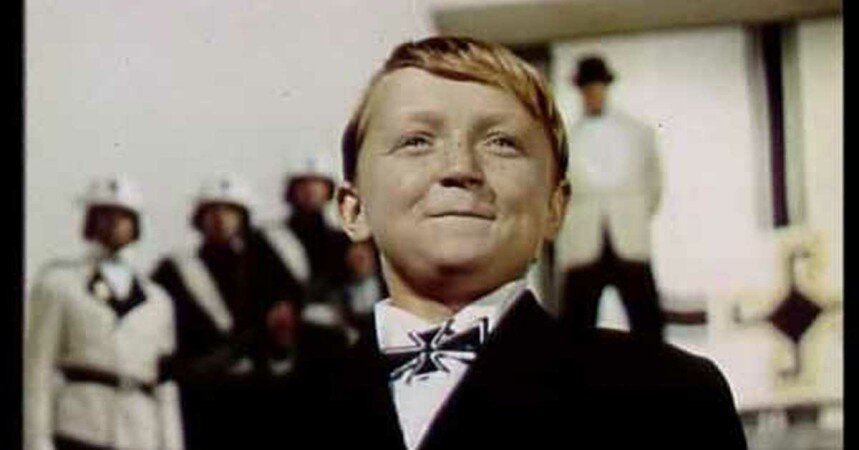 А Плошиха за его предательство в пользу буржуинского дела, приняли в буржуинство. И получил он еще в награду 10 банок варенья, 20 пачек печенья,24 банки сгущенного молока ежедневно, а еще отдали ему в рабство всех мальчишей,что захватят в плен. И орден Белый крест Предателя 1 степени на грудь повесили.Вот вам  эта физиономия никакую другую не напоминает ?