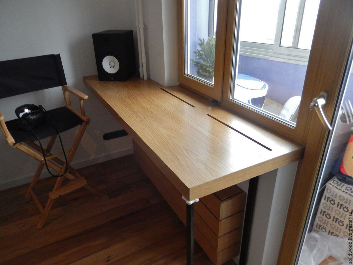 Широкий деревянный подоконник