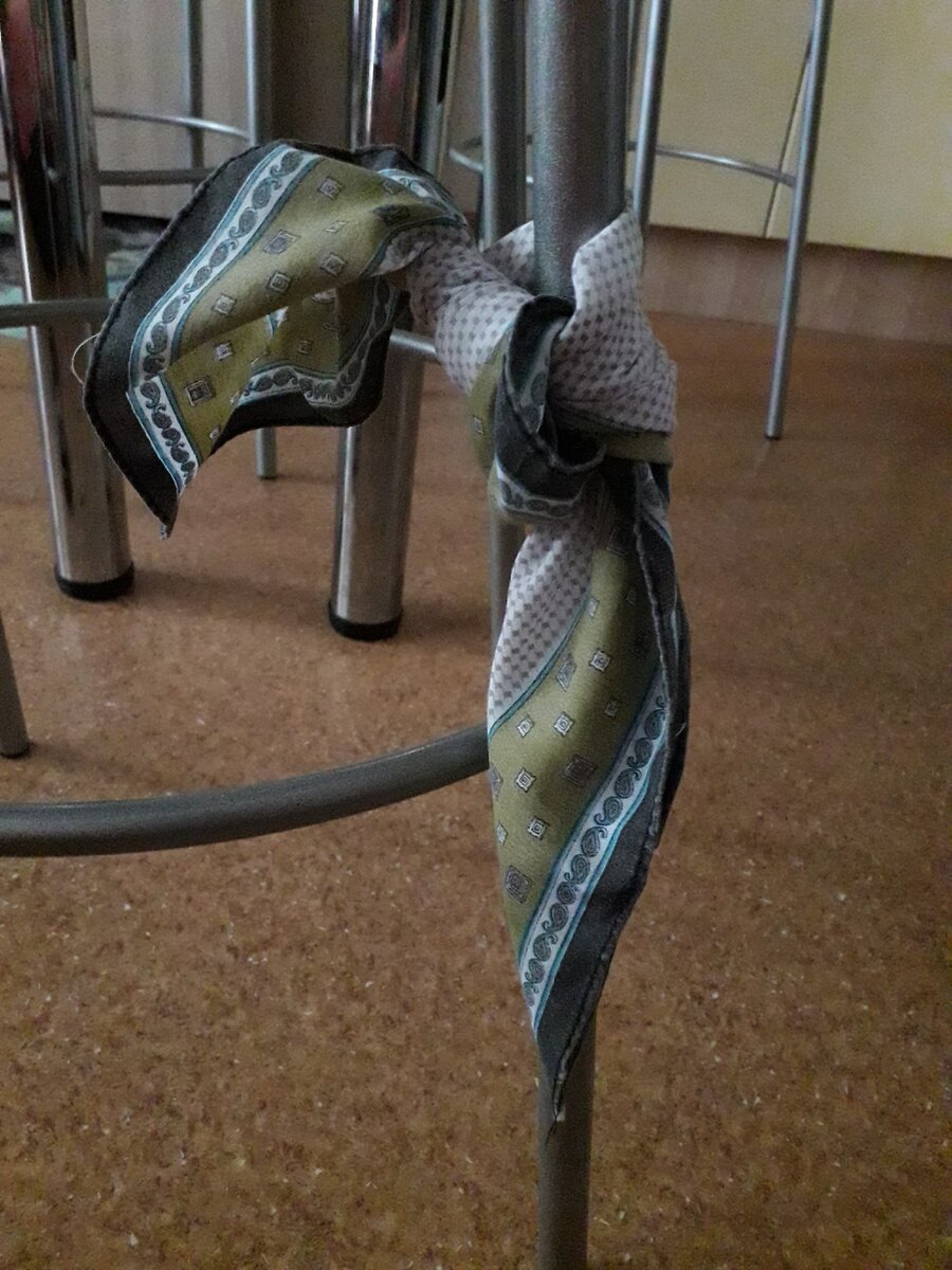 В интернете советуют привязать носовой платочек к ножке стула. Муж привязал вот. Фото автора.