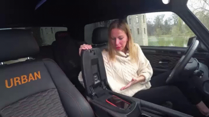 Лиса Рулит. В салоне тюнингованной Нивы