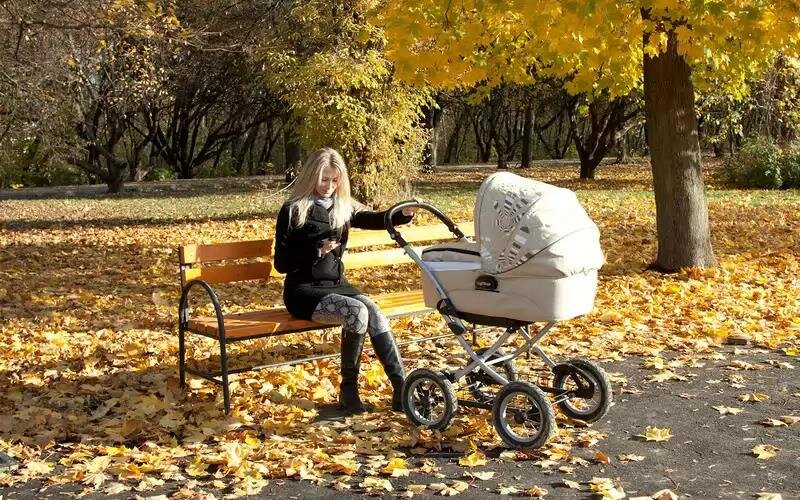 Девушка гуляет с ребенком. Фотосессия с коляской. Красивая мама с коляской. Женщина с коляской. Девушка с коляской в парке.