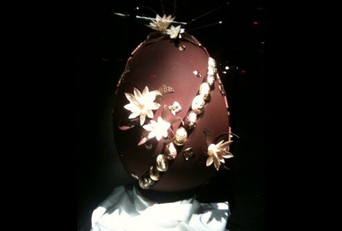 Пасхальное яйцо с крапинками