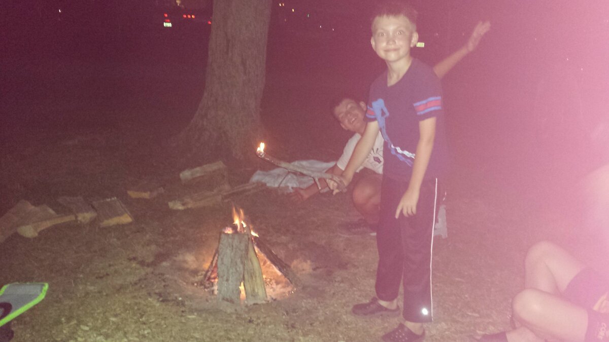 Вечерний костёр - любимое развлечение детей