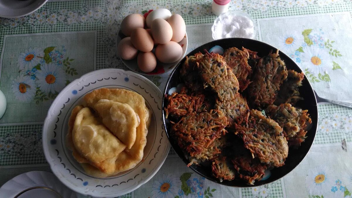 Фото автора. Завтрак на столе: лепешки, картофельные дранники, яйца.